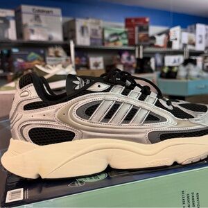 Adidas Ozmillen 'Silver Black'
Adidas / 
Sneakers / 
Ozmillen
A Size 12